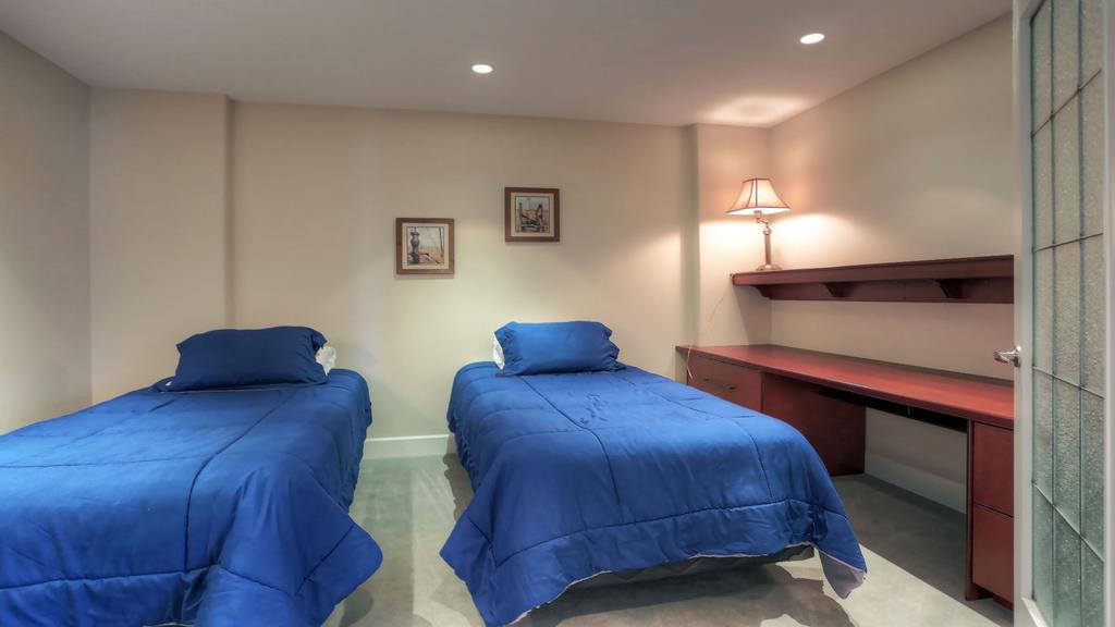 Sunset Waterfront Resort By Kelownacondorentals Ngoại thất bức ảnh